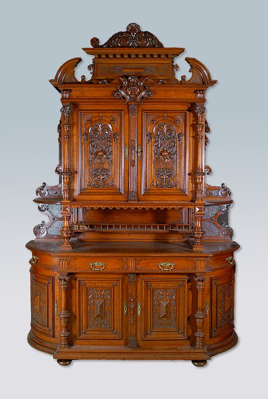 Aufsatzbuffet, deutsch, um 1890, Eiche, Unterteil 4-türig, 4-schübig, Oberteil 2-türig, aufwendige Schnitzereien in Form v. Blüten Blättern und ...