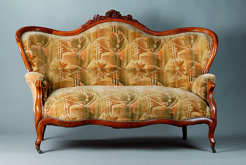 Sofa, deutsch, um 1840, Nußbaum, allseitig geschweift, Rücken m. Blüten und Knospenschnitzerei, Polster und Bezug alt belassen, Nagelverz., ...