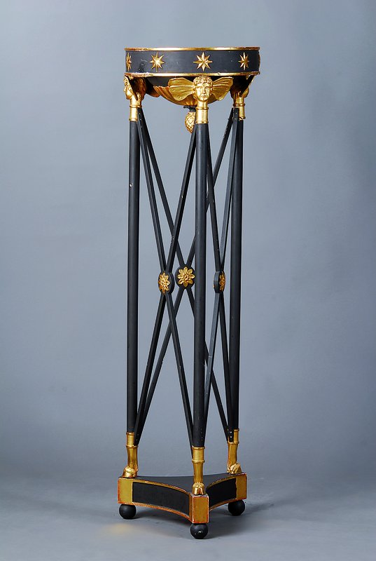 Gueridon, Frankreich, 19 Jh., Vorbild Empirestil um 1790/1820, Holz, teilweise vergoldet, Kapitelle in Form von geflügelten Wesen, Sternen- u. ...