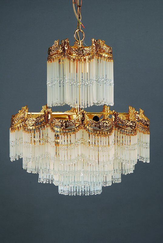 Glasstablampe in klassizistischer Art der 30/40er J.,, seltener mehrfach geschweifter und ornamentierter Messingkranz, hochglanzpoliert mit 2 ...