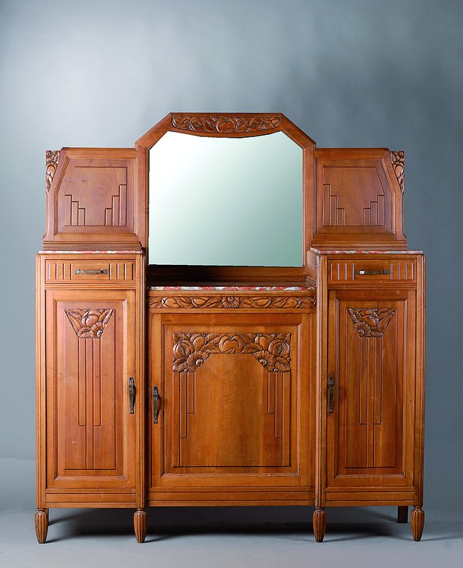 Esszimmer, Frankreich, um 1925/30, Art-Deko, Nußbaum, teils massiv, Aufsatzkommode, Tisch u. 6 Stühle, reiche Flachschnitzereien in Form v. Blüten ...