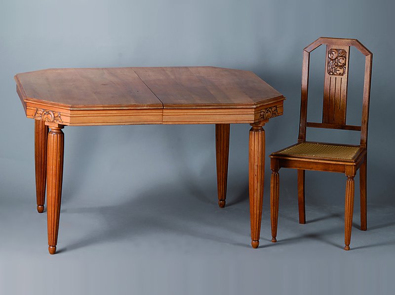 Detail a: Esszimmer, Frankreich, um 1925/30, Art-Deko, Nußbaum, teils massiv, Aufsatzkommode, Tisch u. 6 Stühle, reiche Flachschnitzereien in Form v. Blüten ...