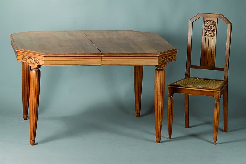 Detail b: Esszimmer, Frankreich, um 1925/30, Art-Deko, Nußbaum, teils massiv, Aufsatzkommode, Tisch u. 6 Stühle, reiche Flachschnitzereien in Form v. Blüten ...