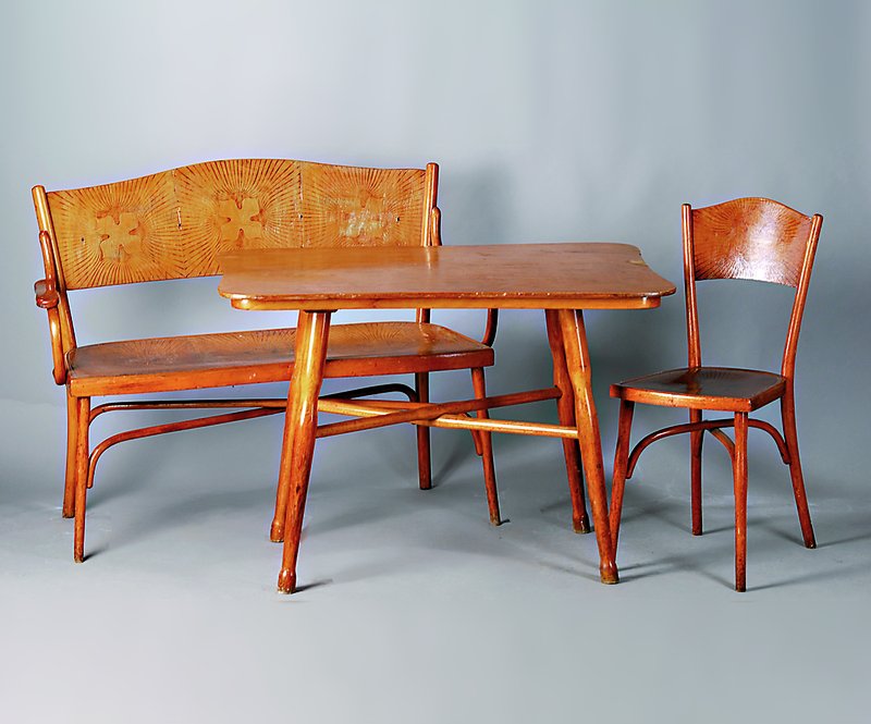 4 Stühle, Bank u. Tisch, Thonet, 1902/1904, Bugholz, Brandmalerei im Jugendstil, floral-abstrakte Malerei, Alterssch., st. Gebr-Sp., Stühle ca. ...