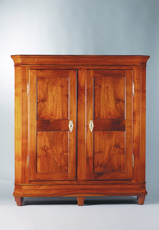 Biedermeierschrank, Badisch-Südbadisch, um 1830, massiv Nussbaum, Kernholz und Wurzelnuss auf Rahmenfassung verarbeitet, ausgesuchtes Nussbaumholz, ...