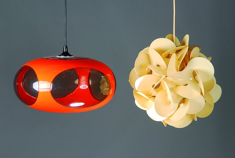 Zwei Designer-Deckenlampen aus den 70er Jahren, Kunststoff, 1 x orangerot, Entwurf Luigi Collani, ca. 20x37cm; 1x cremefarben, D. ca.37cm