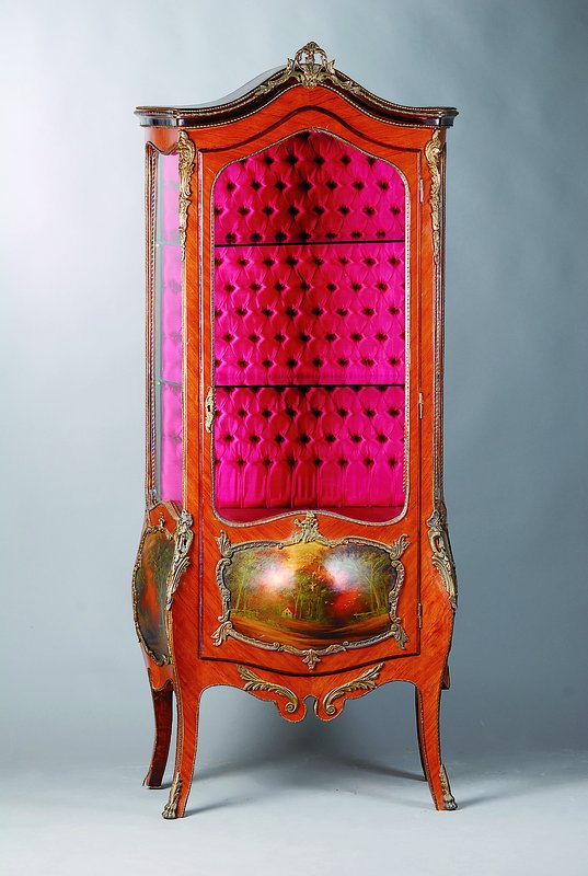 Vitrine, Frankreich, um 1900/10, Rosenholzfurnier, 1-türig, in sich geschweift und bombiert, Inlets m. Landschaftsmalerei, reiche Bronzeappliken, 2 ...