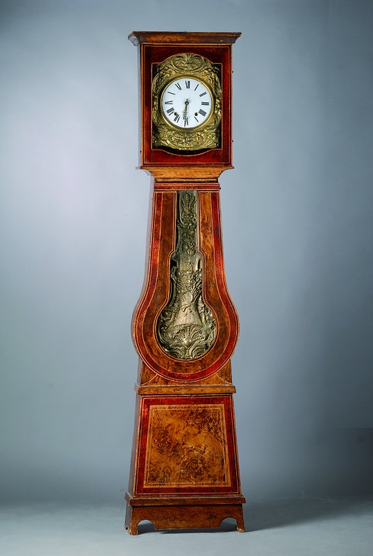 Comtoise, Frankreich um 1880, Weichholz farblich gefasst, Teilglas der Pendeltüre fehlt,Zifferblattumrandung und Prunkpendel sek., mass. Hakengang, ...