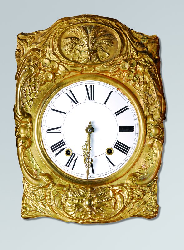 Detail a: Comtoise, Frankreich um 1880, Weichholz farblich gefasst, Teilglas der Pendeltüre fehlt,Zifferblattumrandung und Prunkpendel sek., mass. Hakengang, ...