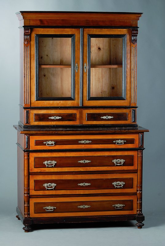 Aufsatzbuffet, um 1880/90, Ahorn, teils gebeizt, Leistenteile geschwärzt, Korpus WH, Unterteil 4-schübig, Oberteil 2-schübig, 2 -türig verglast, ...