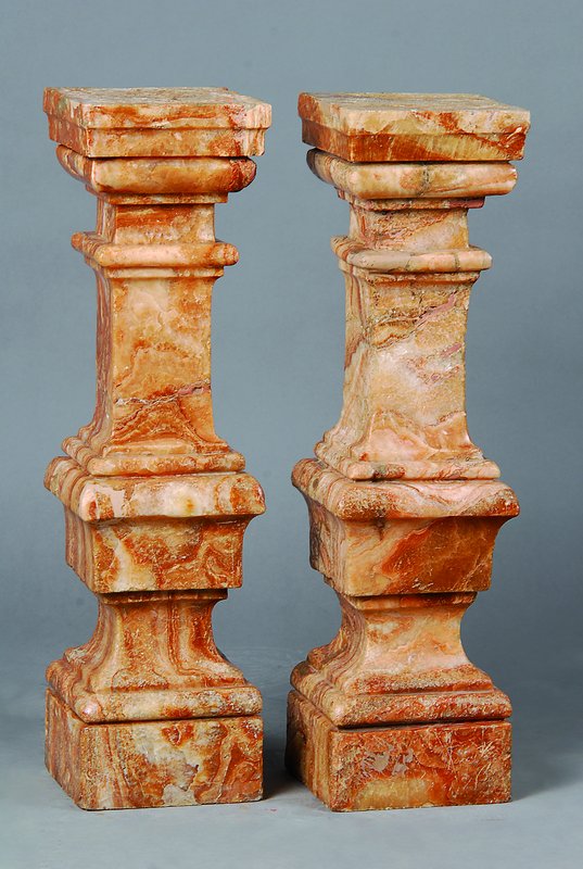 Vier Balustraden, wohl Frankreich, um 1760 oder früher, rot geäderter franz. Marmor im Renaissancestil von 1520/40, 56x16x15 cm, l. Altersspuren