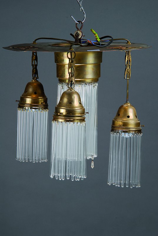 Deckenlampe, deutsch, um 1900, Jugendstil, Messingblech geprägt mit stiltypischen Ornamenten, vier Brennstellen mit reichem Glasstabbehang, Elektr. ...
