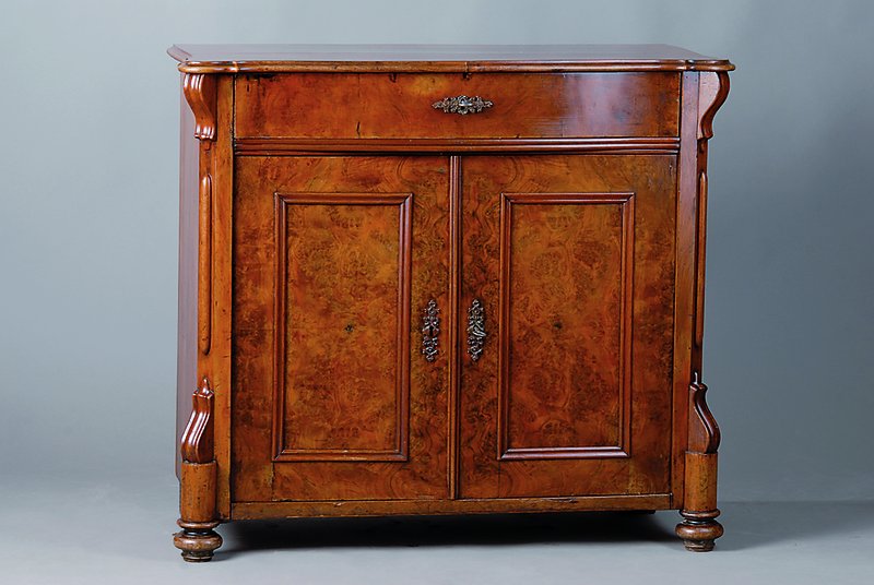 Kommode, Louis-Philippe, um 1860, Nußbaumfurnier, 2-türig, 1-schübig, Front leicht geschweift, schwundrissig, alt belassen, ca. 80x88x43 cm