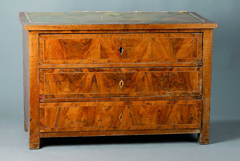 Kommode, Louis-Seize, um 1800, Nußbaum, dickes Sägefurnier, 3-schübig, Deckplatte mit Teil einer Weltkarte, Furniersch., Alterssch., Restaurierung ...