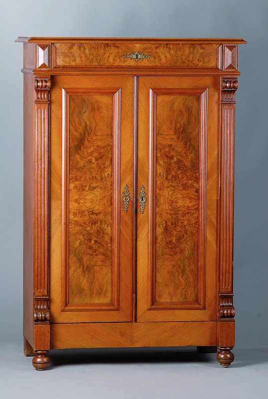 Vertiko, Gründerzeit, um 1880/90, Nußbaumfurnier, 2-türig, 1-schübig, ohne Türschloß, eine Leiste fehlt, ohne Schlüssel, st. Gebr.-Sp., ca. ...