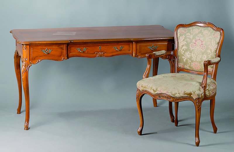 Schreibtisch mit Schreibtischstuhl, Barockstil70er Jahre, allseitig geschweift, Tisch 3 -schübig, ohne Schlüssel, Akanthusblattschnitzerei, Stuhl ...