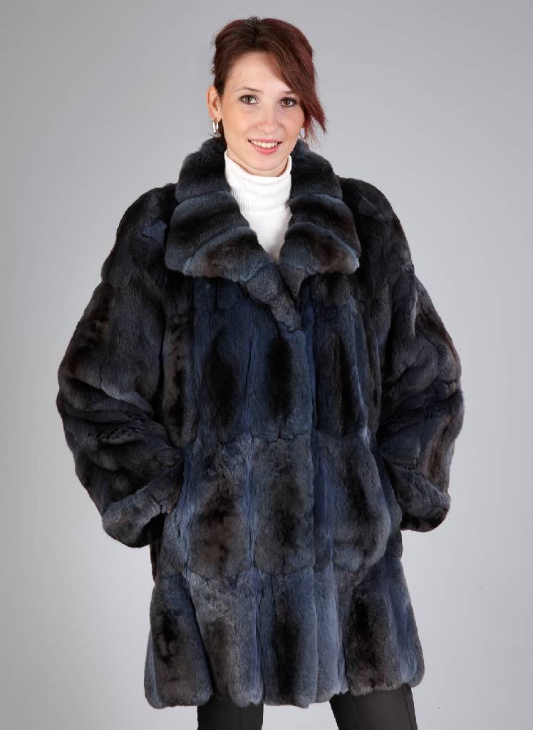 Chinchilla-Kurzmantel, Gr. ca. 40, Felle rauchblau gefärbt, quer verarbeitet, dunkel- blaues Innenfutter, großer gewellter Kragen, Ärmel mit ...