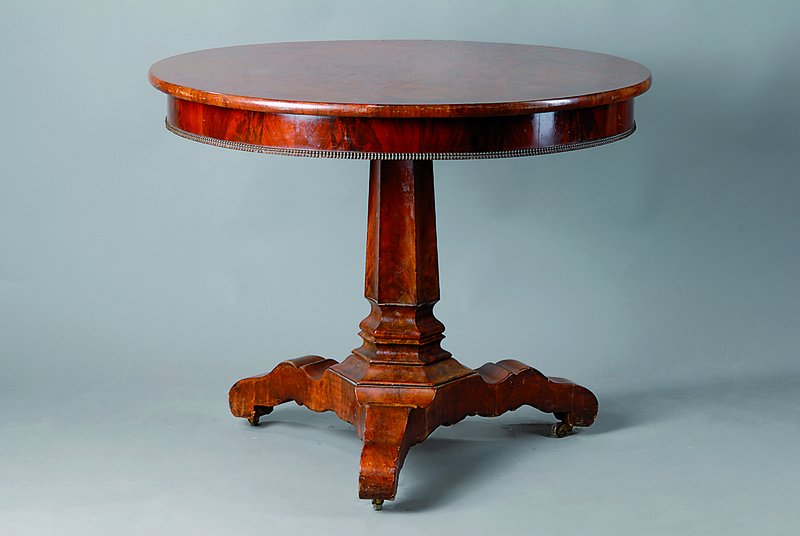 Runder Tisch, norddeutsch, um 1850, Pyramidenmahagonifurnier, Balusterfuß, Furnierteile fehlen, Perlleistenverz., Alterssch., H. 75 cm, D. 92 cm