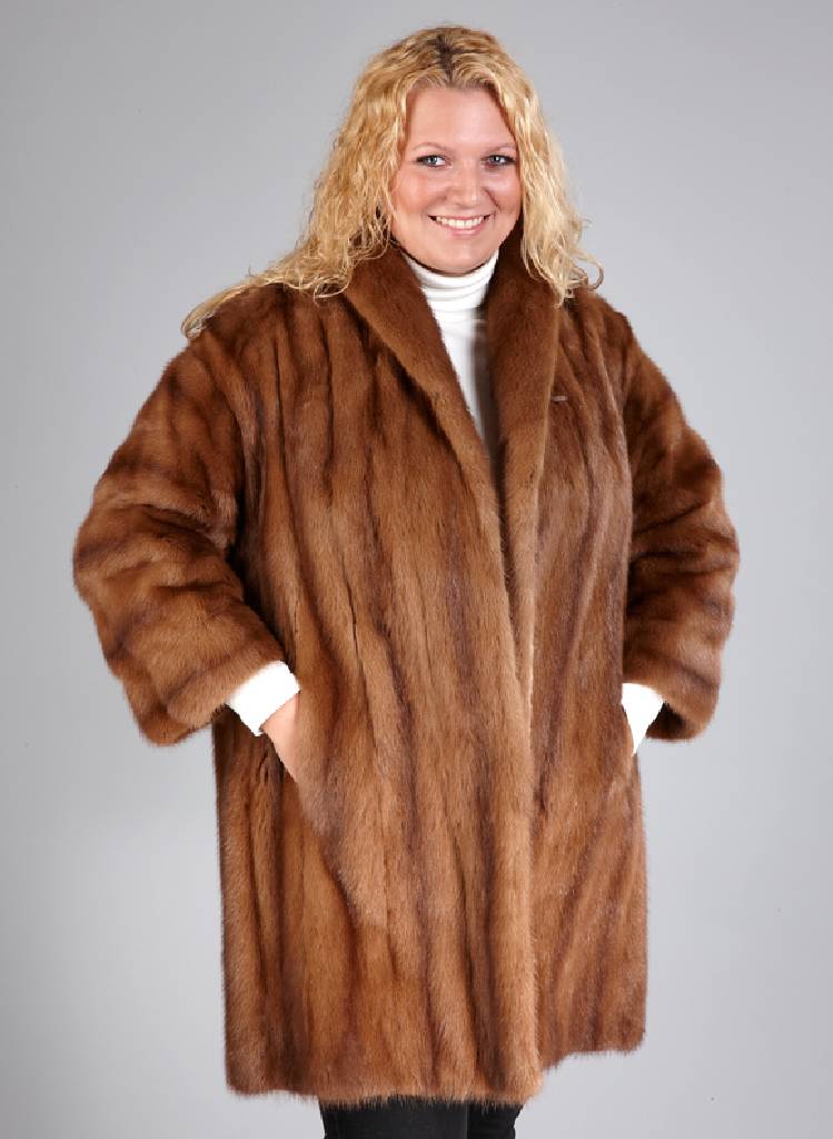 Nerzlongjacke, Gr. ca. 40, hellbraune Fellelängst verarbeitet, beiges Innenfutter, Rückennaht von Innenfutter reparaturbe- dürftigt, 2 ...