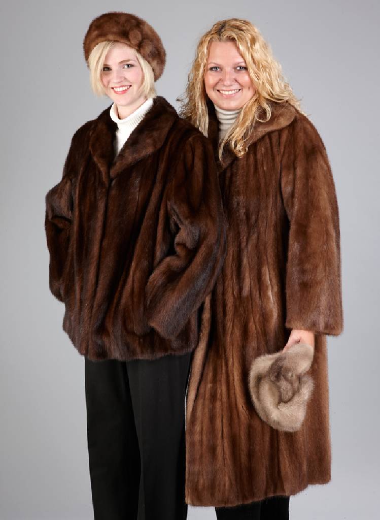 Konvolut Nerzmantel und Nerzjacke, Gr. ca. 44/46, SAGA MINK-Nerzmantel, hellbraune Felle längsverarbeitet, braunes Innenfutter Label Max Günzel, 2 ...