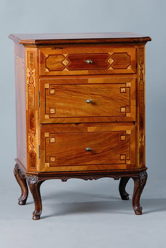 Kleine Kommode, um 1860/70, unter Verwendung älterer Teile v. 1760, 1-Schublade, 2 Blenderschubladen als Tür, Nußbaumfurnier, Ahorn und ...