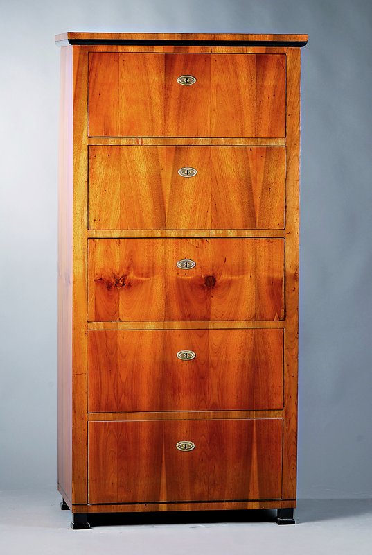 Herrenkommode, mitteldeutsch, um 1840, Wurzelnußfurnier gesp. verlegt, 5-schübig, Füße und Beschläge sek., Zierleiste geschwärzt. Gebr.-Sp., ...