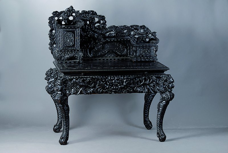 Repräsentativer Schreibtisch mit Drachenschnitzerei, Südchina, um 1900, Aufsatzschreibtisch aus schwarz gebeiztem Holz, Zargenschublade und ...