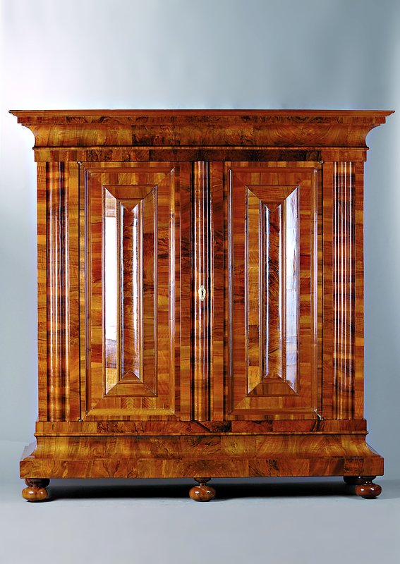 Frankfurter Wellenschrank, um 1760/70, Nußbaumfurnier auf Weichholzkorpus, Wurzelnußfurnier quer verlegt, hervorragende Ausrichtung des ...