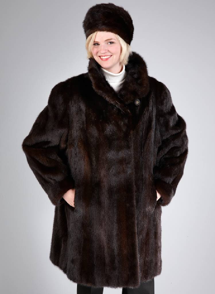 Nerzlongjacke, Gr. 44/46, Zierknopf, lederverbrämt an 2 Einschubtaschen,braunes Innenfutter, Rückenl. ca. 85 cm, längsverarbeitete Felle, mit ...