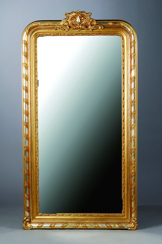 Großer Spiegel, deutsch, um 1850, Holz, silber- u. gold gefasst, reiche Profilierung mit Blatt- und Rocaillendekor, orig. Spiegelglas mit kl. ...