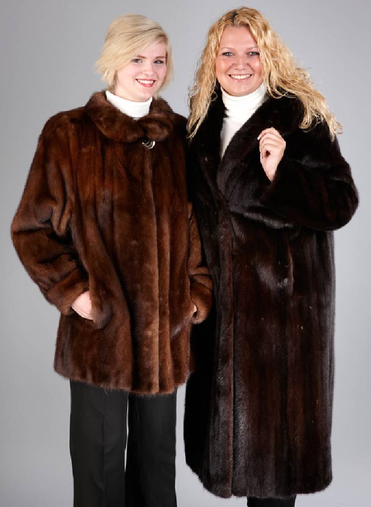 Konvolut Nerzmantel und Nerzjacke, 1 x Gr.ca. 42/44, dunkelbraun, längsverarbeitete Felle, 2 Einschubtaschen, Rückenl. ca. 102 cm, braunes ...