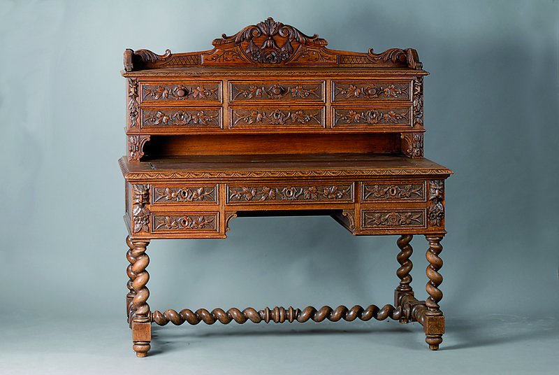 Aufsatzschreibtisch, Belgien, um 1880, Gründerzeit, Eiche, reich geschnitzt in Form v. Blättern, Blüten, Voluten und Fratzen, Beine reich ...