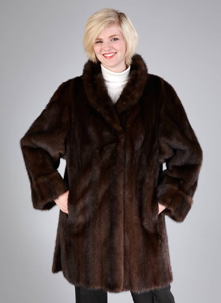 Nerzlongjacke, Gr. ca. 40, braune Felle längst verarbeitet, braunes Innenfutter, 2 seitl. Innentaschen, 2 seitl. Gehschlitze, Rückenl. ca. 91 cm
