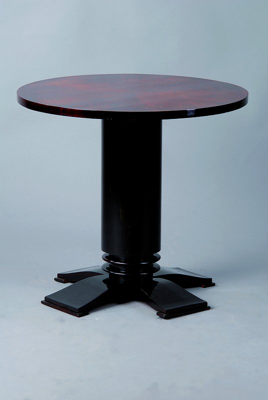 Runder Beistelltisch, Art-Deco, Wurzelnußfurnier, vielfach gespiegelt verlegt, Fuß und Zierleiste schwarz gefasst, Gebr.-Sp.H. 56 cm, D. 60 cm