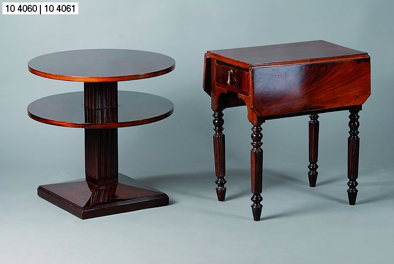 Runder Beistelltisch, Art-Deco, Palisander, 2 Etagen, Furnier vielfach gespiegelt verlegt, Gebr.-Sp., H. 55 cm, D. 56 cm