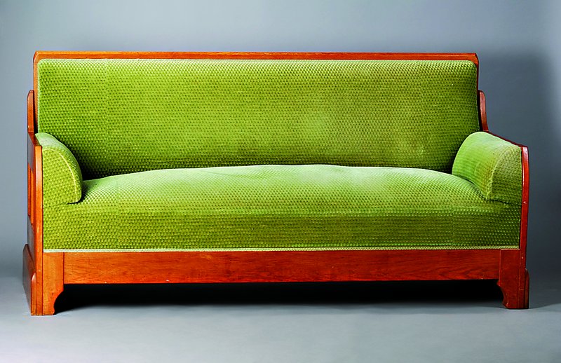 Sofa, Riemerschmid, um 1905, Richard Riemerschmid (1868-1957), München, querrechteckige Kastenform, Eiche, grüner samtartiger Bezug, Polsterung alt ...