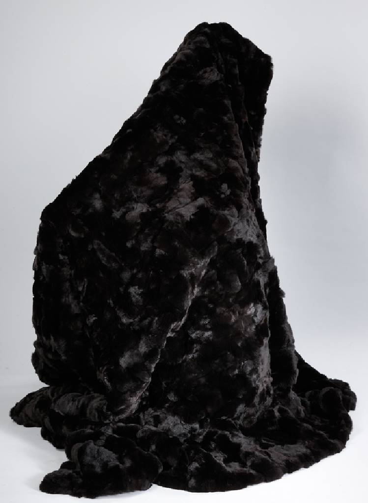 Decke aus Rex-Kanin, schwarze Felle, Rückseite schwarz gesteppt, Maße ca. 194 x 220cm