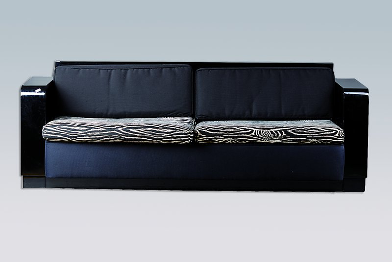 Sofa, Frankreich, um 1930, Art-Deko, schwarz gefasst, Kufenbeine, abgetreppte Rückenlehne, Wangen je 2-türig, eine Seite geschlossen, ohne ...