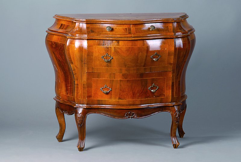 Kommode, Italien, 60er Jahre, Nußbaum, 3-schübig, bombiert, geschweifte Beine, l. Furniersch., st. Gebr.-Sp., ca. 72x85x34 cm