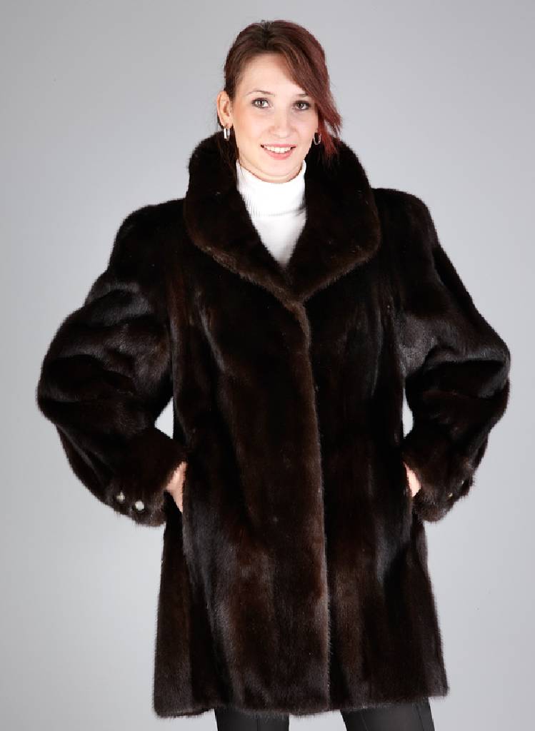 Nerzlongjacke, Saga Mink, schwarze Felle, Gr. ca. 42, längsverarbeitete Felle, Ärmel mit Manschetten, Reverskragen, 2 seitl. Ein- schubtaschen, 1 ...