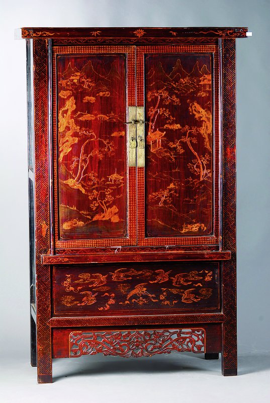 Chinesischer Schrank, nach dem Vorbild v. 1830/40, rotgrundig, reiche chinesische Malerei, goldfarben, 2-türig, ca. 178x112x60 cm, Alterssch.