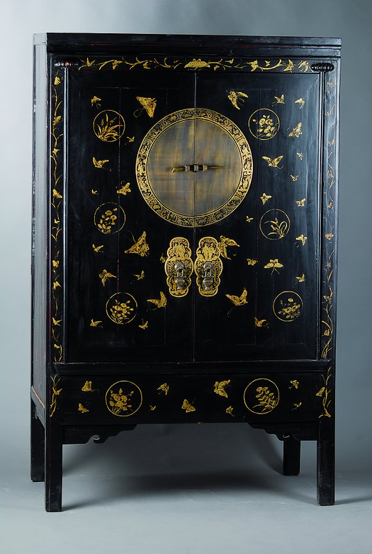 Chinesischer Schrank, nach dem Vorbild v. 1830/40, schwarz gefasst, 2-türig, reich verziert, ca. 169x105x60 cm, Alterssch.