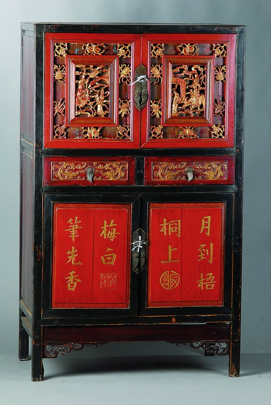Chinesischer Schrank, nach dem Vorbild v. 1830, schwarz gefasst, innen rot- u. goldfarben, Eiche, Schnitzereien, 4-türig mit 2 Schubladen, 154x92x52 ...