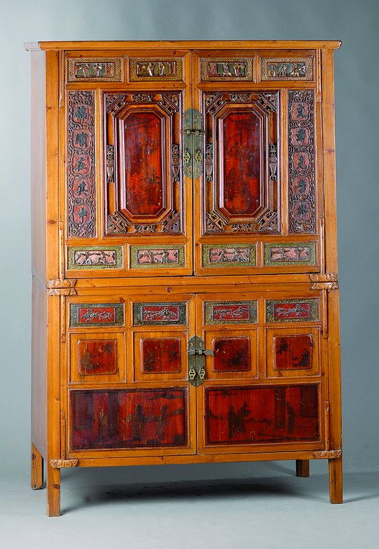 Chinesischer Schrank, nach dem Vorbild v. 1830/40, holzfarbend, 4türig, reiche chinesische Flachschnitzerei, Kartuschen mit Personenstaffage in Rot ...