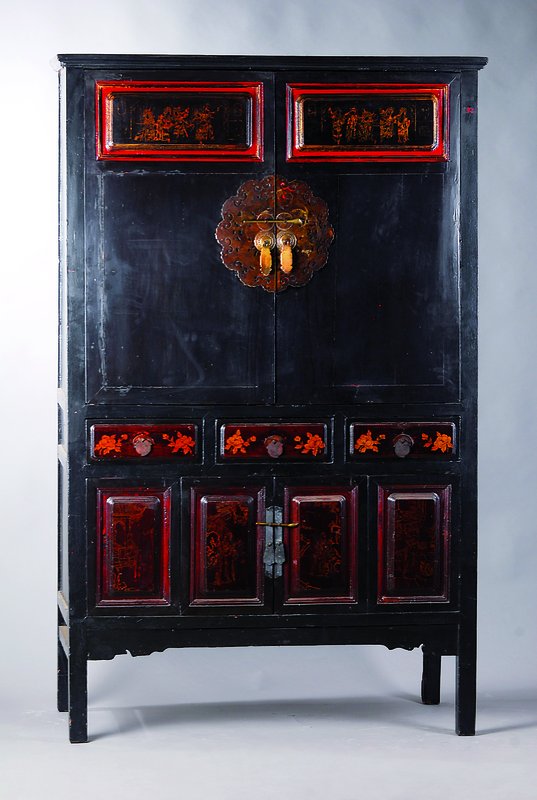 Chinesischer Schrank, nach dem Vorbild v. 1830/40, schwarz gefasst, rotgrundig, 4-türig, 3-schübig, reiche Messingbeschläge, st. Gebr. -Sp., ...