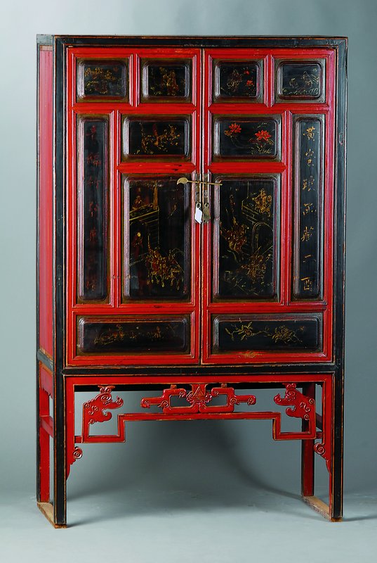 Chinesischer Schrank, nach dem Vorbilds von 1830/40, schwarz- u. rotfarbend gefasst, reiche chinesische Malerei, 2türig, ca. 156x95x46cm, ...