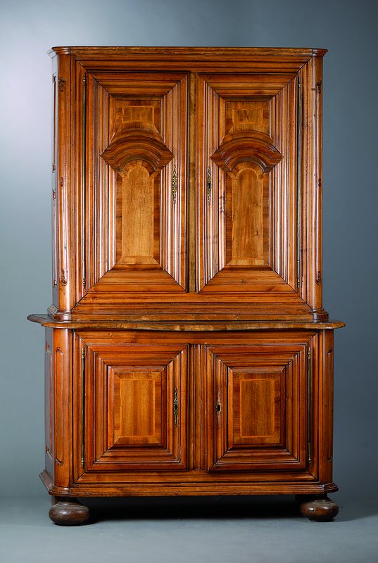 Aufsatzmöbel, Elass-Lothringen, um 1750/70, Eiche/Nußbaum, Inlets m. Satinholz, Oberteil 2-türig, Unterteil 2-türig, Beschl. fehlt, Füße sek., ...