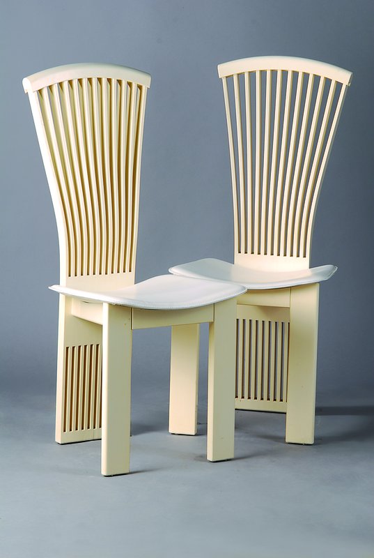 Pietro Constantini, 6 Designerstühle, 90er Jahre, weiß lackiert, Rücken verstrebt, st. Gebr.-Sp., ca. 107x46x46 cm, Sh. 47 cm