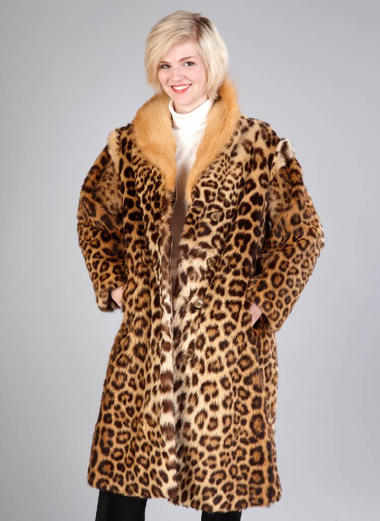 Leopardenmantel, Gr. ca. 40/42, Kragen mit Nutriabesatz, 4 Zierknöpfe, 2 seitl. Einschub-taschen, gemustertes Innenfutter, Rückenl. ca.105 cm, ...