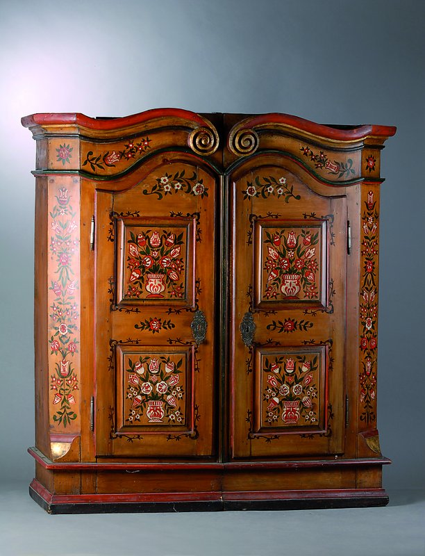 Bauernschrank, um 1820/30, Bemalung später, 2-türig, Kopf mit Volutenschnitzerei, Alterssch., alt belassen, ca. 184x176x52 cm